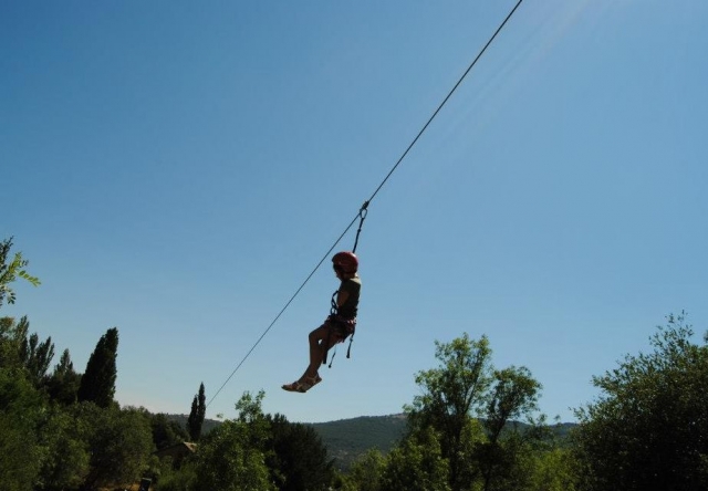 Descendo a tirolesa sobre as árvores 